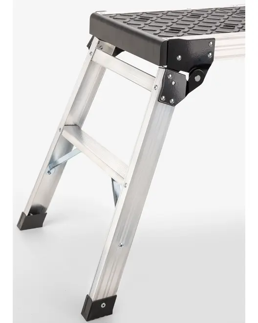 Aluminium skammel med skridsikker sort platform, forstærkede hjørner og gummifødder for stabilitet. Letvægts og sammenklappeligt design til indendørs og udendørs brug.