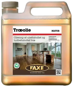 Faxe Træolie Natur, 2,5L plastdunk, til oliering af ubehandlet og ludbehandlet trægulv. Til indendørs brug, fremhæver træets struktur og giver beskyttelse samt naturlig finish.