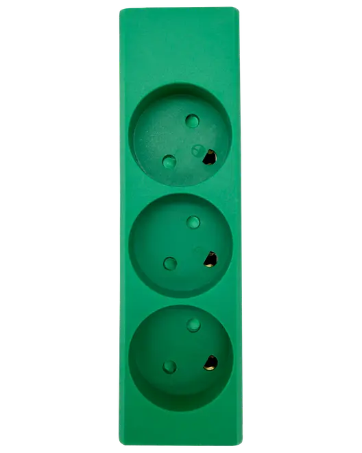 Grøn stikdåse med tre runde udtag, passer til europæiske stik. Rektangulært design i plast, perfekt til at udvide strømadgang i hjemmet eller på kontoret.