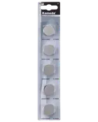 Förpackning med fem Kameda CR2450 3V litium knappcellsbatterier, individuellt förseglade i vertikal blisterförpackning, lämpliga för små elektroniska enheter som klockor, miniräknare och bilnycklar.