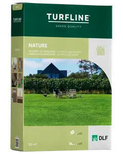 Turfline Nature græsfrø til sandjord, egnet til klippet eller uklippet plæne. Dækker 50 m². Grøn emballage med billede af græsplæne og hus, DLF mærke.