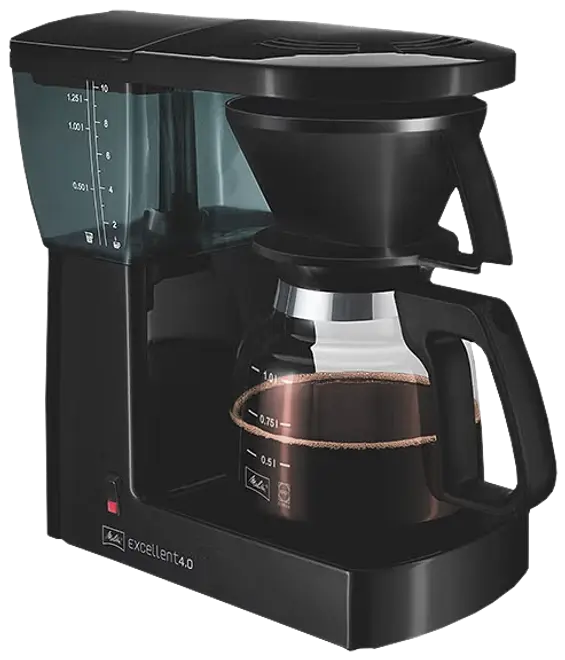 Svart kaffebryggare med genomskinlig vattentank, måttmarkeringar och glaskanna. Har indikatorlampa och ergonomiskt handtag. Passar för flera koppar kaffe.