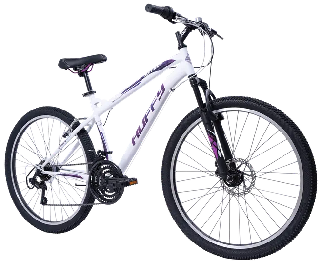 Vit mountainbike med framgaffelfjädring, 21 växlar, svarta styren och lila detaljer. Grovmönstrade däck för terräng och justerbar, bekväm sadel för olika höjder.
