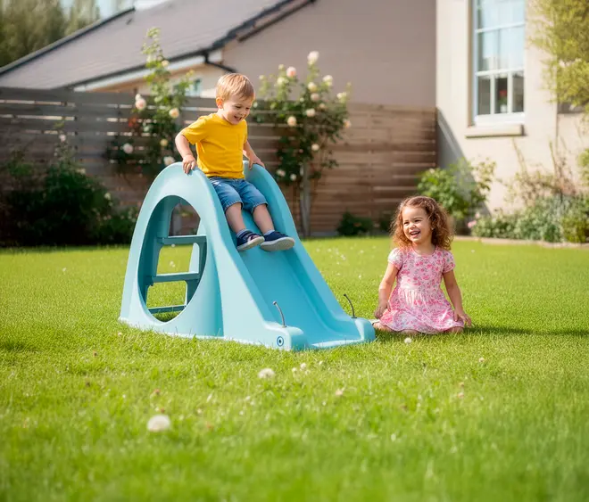 Lys blå plastik rutsjebane til børn med stige, egnet til småbørn. Kompakt, robust design, afrundede kanter for sikkerhed. Perfekt til haven og nem at samle.