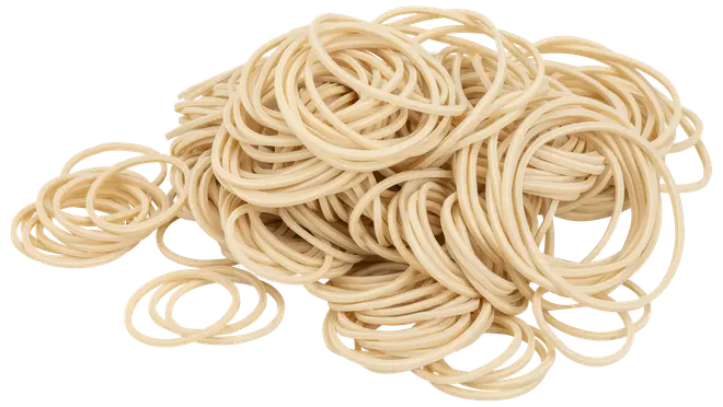 En hög med beigea gummiband, medeltjocka, runda, flexibla och töjbara. Passar för buntning, kontor eller hem. Säljs i storpack.