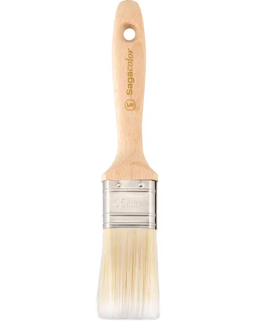 Flad malerpensel med lyst træhåndtag, metalbeslag og hvide syntetiske børster. Håndtaget har ophængshul og logo. Penselbredden er 60 mm, ideel til maling.