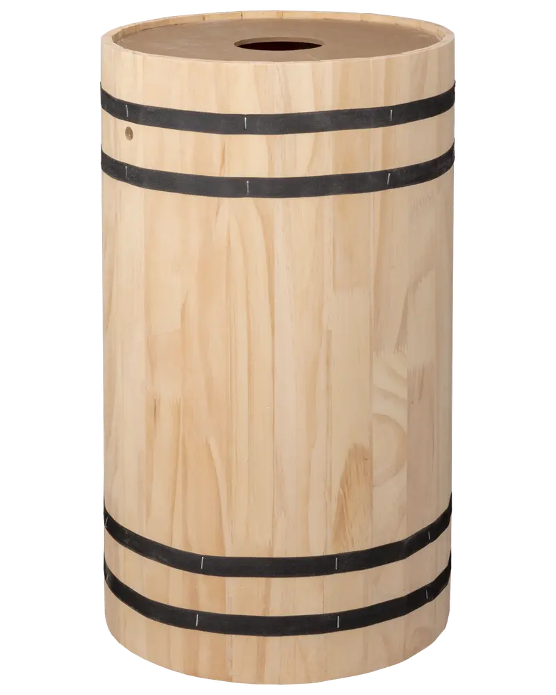 Rund affaldsspand i lyst træ med fire sorte metalbånd og cirkulært hul i toppen. Rustikt design, velegnet til både indendørs og udendørs brug.