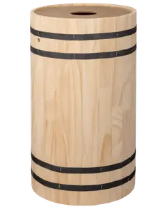 Rund affaldsspand i lyst træ med fire sorte metalbånd og cirkulært hul i toppen. Rustikt design, velegnet til både indendørs og udendørs brug.
