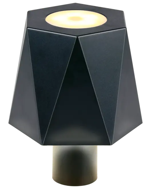 Moderne bordlampe med geometrisk sort skærm, sekskantet design og cylindrisk metalbase. Udsender varmt lys fra toppen. Perfekt til moderne indretning og stilfuldt hjem.