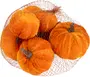 Set med fem konstgjorda orange pumpor med bruna stjälkar, tillverkade av mjukt sammetstyg, förpackade i en brun nätpåse. Perfekt för höstdekoration.