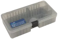 Transparent plastopbevaringsboks med sort lås, justerbare indvendige skillevægge og blå størrelsesetiket. Mål: 21,4 x 11,8 x 4,5 cm. Perfekt til småting.