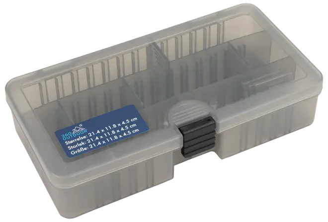 Transparent plastopbevaringsboks med sort lås, justerbare indvendige skillevægge og blå størrelsesetiket. Mål: 21,4 x 11,8 x 4,5 cm. Perfekt til småting.