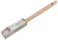 Flad pensel med langt, naturligt træskaft og hvide børster. Penselhovedet er dækket af beskyttende emballage. Velegnet til maling eller lakering.
