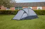 Grå og sort kuppeltelt med to rum, vandtæt materiale, netvinduer og blå barduner, opslået på græs. Passer til 2-4 personer, ideelt til camping eller udendørs brug.
