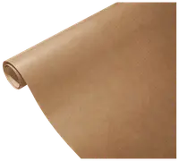 Stor rulle brunt kraftpapper, otryckt och slätt, lämpligt för inslagning, pyssel eller förpackning. Pappret är stadigt och upprullat på en pappkärna.