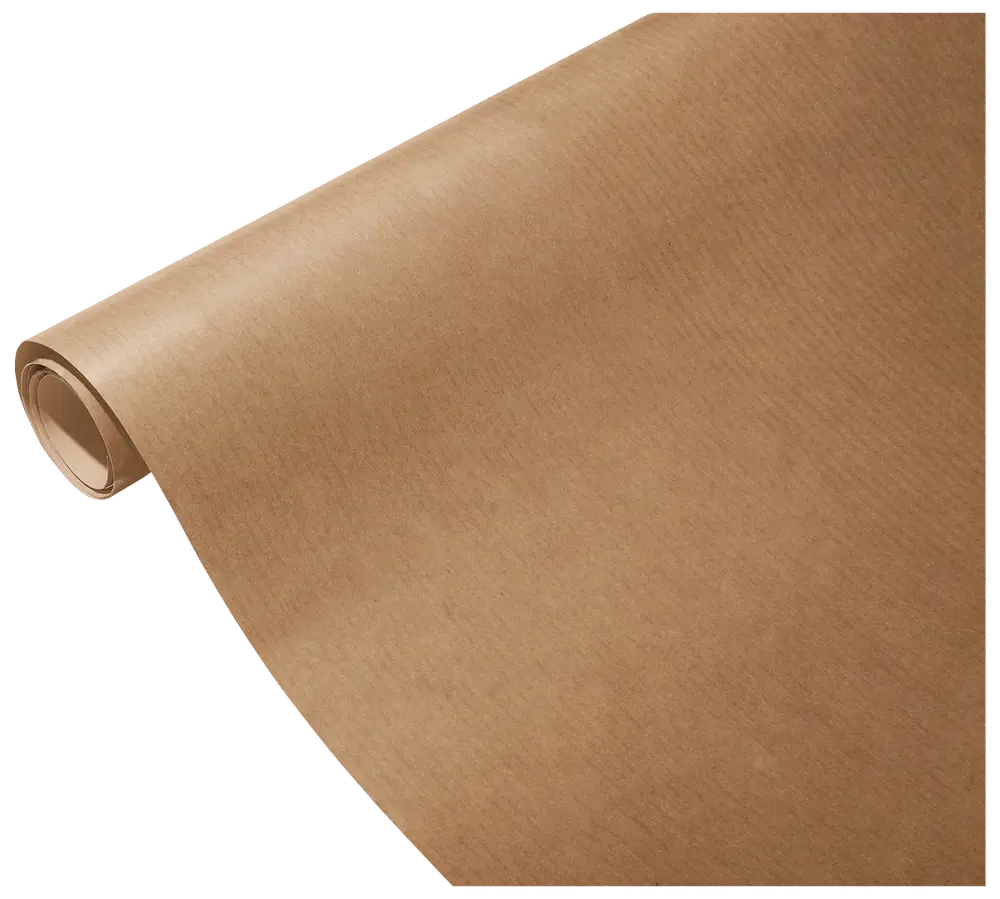 Stor rulle brunt kraftpapper, otryckt och slätt, lämpligt för inslagning, pyssel eller förpackning. Pappret är stadigt och upprullat på en pappkärna.