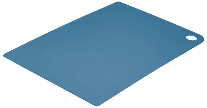 Rektangulärt blått skärbräde med slät yta och runt hål i ena hörnet för upphängning. Tillverkat av hållbar plast, passar för köket.