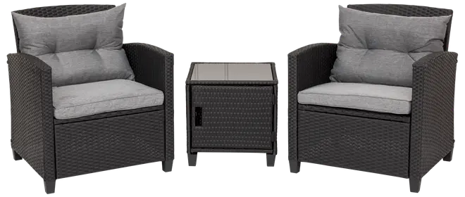 Udendørs møbelsæt med to sorte rattan-lænestole med grå hynder og et matchende kvadratisk sidebord med flad top. Perfekt til terrasse, altan eller have.