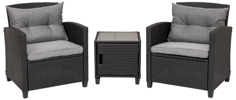 Utemöbelset med två svarta rottingfåtöljer med grå dynor och ett matchande fyrkantigt sidobord med plan ovansida. Perfekt för uteplats, balkong eller trädgård.