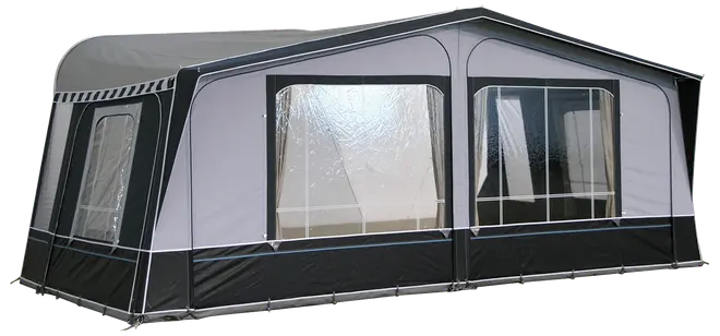 Stor rektangulær fortelt med grå og sorte paneler, klare plastvinduer og lynlåsdøre. Designet til fastgørelse på campingvogn for ekstra opholdsrum udendørs.