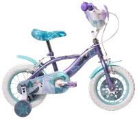 Barncykel med Frost-tema, lila och blå färger, snöflingemönster, stödhjul, vadderad sadel, framkorg och karaktärsgrafik på ram och kedjeskydd.