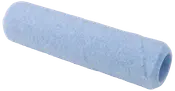 Lyseblåt malerrullebetræk med glat, blød overflade. Cylindrisk form, åben i begge ender, passer til standard malerrullehåndtag. Til jævn påføring af maling på vægge og lofter.