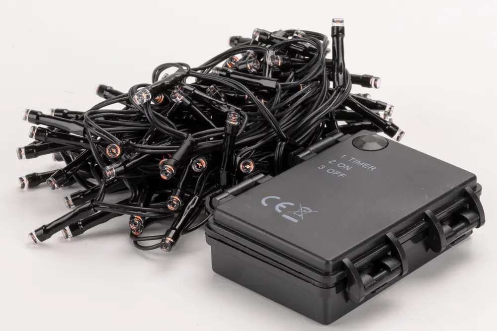 Svart batteridriven LED-ljusslinga med kompakt kontrollbox, timer och på/av-funktion. Passar för dekorativ belysning inomhus eller utomhus. Flera små LED-lampor ingår.