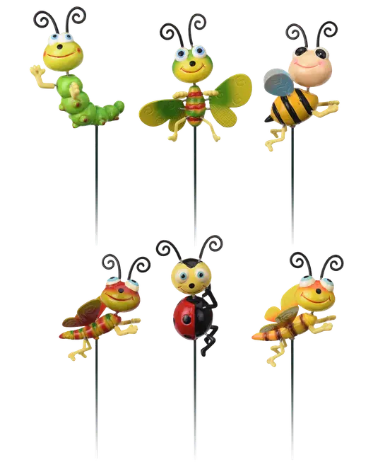 Set med sex färgglada trädgårdsdekorationer i metall, formade som glada insekter med lekfulla detaljer och snirkliga antenner, inklusive larv, bi, nyckelpiga och trollsländor.