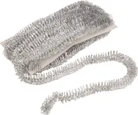 Silverfärgad glittrande girlang på kort. Blanka, slingrande trådar, perfekt för julgranar, fester eller pyssel. Flexibel och lätt att forma och hänga upp.