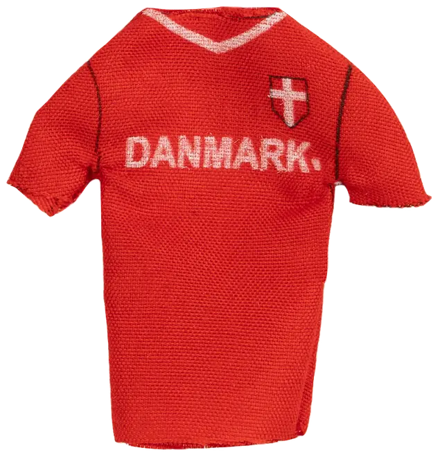 Rød kortærmet sportstrøje med hvid "DANMARK" tekst, hvidt kors-emblem på brystet, hvid kravekant og sorte sømlinjer. Tekstureret stof, repræsenterer Danmarks landshold.