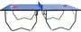 Blå bordtennisbord med sorte foldbare ben, blå net og to røde bats placeret på hver side. Velegnet til indendørs brug. Robust design, nem montering.