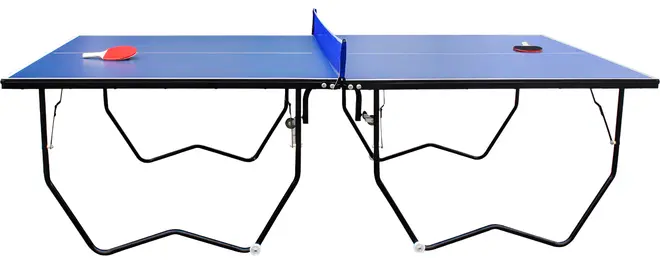 Blå bordtennisbord med sorte foldbare ben, blå net og to røde bats placeret på hver side. Velegnet til indendørs brug. Robust design, nem montering.