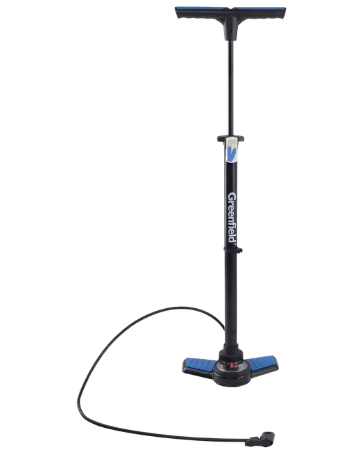 Høj, opretstående pumpe med T-formet håndtag for godt greb, robust cylindrisk metalrør og bred, rillet fodplade for stabilitet. Har en lang, fleksibel slange fastgjort nær bunden samt et trykmåler for præcis oppumpning. Produktet er sort med blå detaljer og har mærket 'Greenfield' trykt lodret på røret.