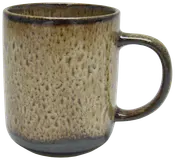 Keramikkrus med plettet beige og brun glasur, cylindrisk form, stort rundt håndtag og blank finish. Bunden er lidt mørkere for et rustikt udtryk.
