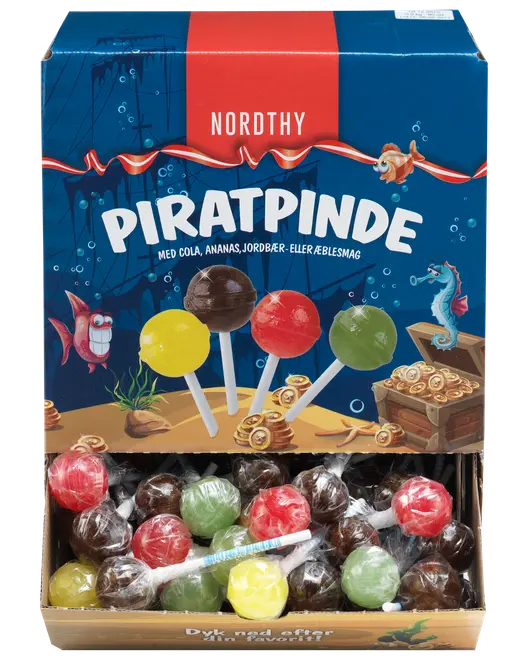Æske med Nordthy Piratpinde slikkepinde i blandede smage: cola, ananas, jordbær og æble. Slikkepindene er individuelt indpakkede i rød, gul, grøn og brun farve.