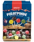 Æske med Nordthy Piratpinde slikkepinde i blandede smage: cola, ananas, jordbær og æble. Slikkepindene er individuelt indpakkede i rød, gul, grøn og brun farve.