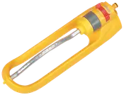 Gul oscillerende plænesprinkler med justerbar spray, metalsprøjterør og plastikramme. Til jævn vanding af rektangulære haver eller græsplæner. Slangetilslutning medfølger.