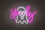 Neonskilt med hvidt spøgelsesomrids og ordet 'spooky' i lyserød kursiv. Vægmonteret, tilsluttes strøm, ideel til Halloween eller temadekoration.