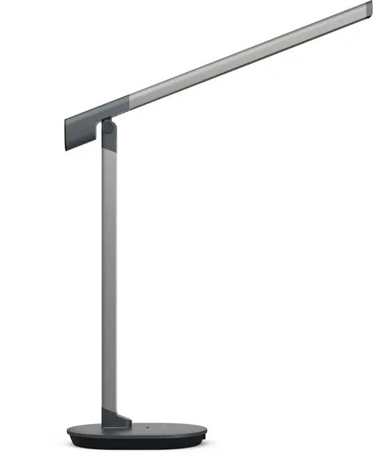 Elegant LED skrivebordslampe med slankt, justerbart arm og rektangulær fod. Har touch-kontrol på basen, mat sort og sølv finish, perfekt til kontor eller studie.