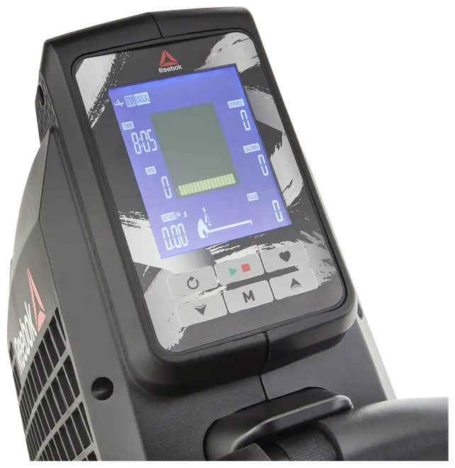 Nærbillede af Reebok romaskinens digitale konsol med blå baggrundsbelysning, der viser tid, kalorier, tag og puls samt kontrolknapper til start, stop, tilstand og navigation.