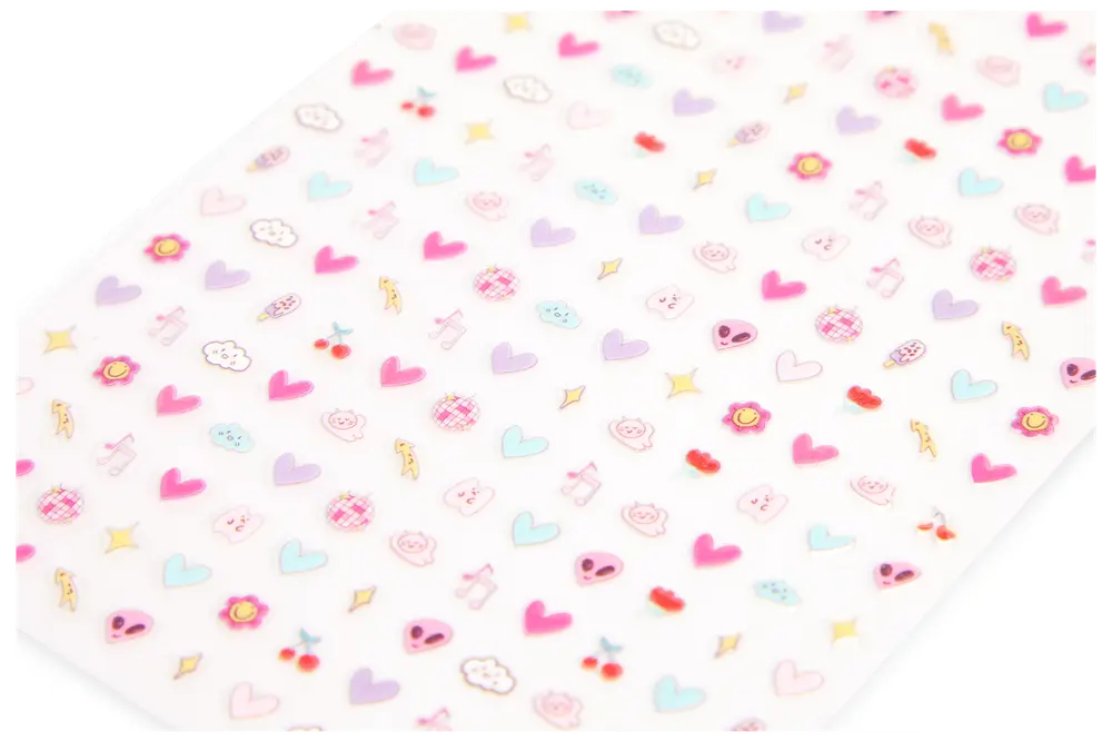 Ark med små, farverige klistermærker med hjerter, blomster, kirsebær, stjerner, skyer og søde ansigter. Perfekt til dekoration af kalendere, notesbøger eller hobbyprojekter.