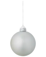 Matt silver julgranskula med slät yta, metallock och hängande snöre. Enkel och elegant design, perfekt för juldekoration eller prydnadssamling.