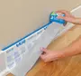 ScotchBlue for-tapet malerplast, 24 tommer bred, kombinerer blå malertape med plastfolie til nem afdækning og beskyttelse under malerarbejde.