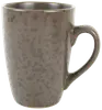 Lys blå keramikkop med stort håndtag, mat finish og sorte prikker over hele overfladen. Høj, cylindrisk form, ideel til varme drikke som kaffe eller te.