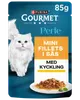 Purina Gourmet Perle kattmatspåse, 85g, mini filéer i sås med lax. Blå förpackning med vit katt och en tallrik med mat.