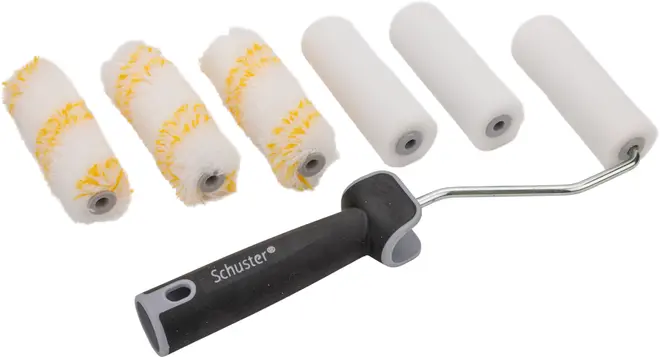 Målarrollerset med svart ergonomiskt handtag och sju utbytbara rollers—fyra med gula ränder för struktur, tre vita för släta ytor. Passar olika målningsuppgifter.