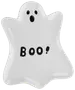 Vit keramikplatta formad som ett spöke, med svarta ansiktsdetaljer och texten "BOO!" i svarta bokstäver. Perfekt för Halloween-servering eller dekoration.