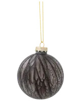 Rund svart julgranskula i glas med marmorerad, glittrig yta, guldfärgad topp och upphängningssnöre. Elegant och festlig dekoration för julgran eller säsong.