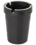 Svart askkopp i plast för bil med avtagbart lock, gröna detaljer och spår för cigaretter. Passar i bilens mugghållare för enkel användning och rengöring.