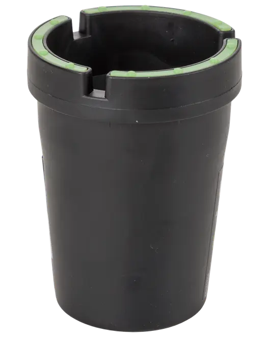 Svart askkopp i plast för bil med avtagbart lock, gröna detaljer och spår för cigaretter. Passar i bilens mugghållare för enkel användning och rengöring.
